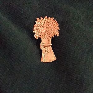 Gold wheat tied brooch.Gold.